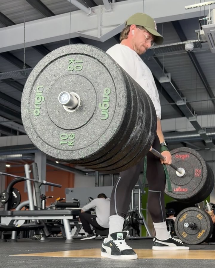 Balazs Morvay pulling a loaded barbell past his knees on a deadlift