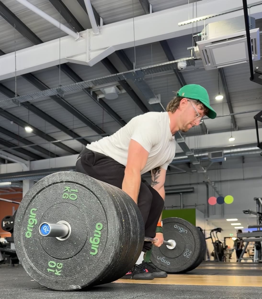 Balazs Morvay setting up a heavy deadlift